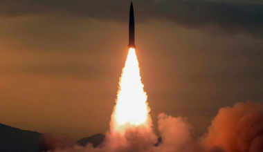 Ν.Κορέα: «Η Β.Κορέα εκτόξευσε βαλλιστικούς πυραύλους μικρού βεληνεκούς προς τη θάλασσα της Ιαπωνίας»