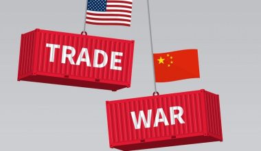 Με αντίποινα κατά του δολλαρίου απαντά η Κίνα στην υπερδασμολόγηση των ΗΠΑ: «Ξεφορτώθηκε» 53,3 δισ. δολ. αμερικανικού χρέους