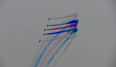 «Red Arrows»: Εικόνες από την επίδειξη του ακροβατικού σμήνους της Βρετανικής Βασιλικής Αεροπορίας στον Φλοίσβο (upd)