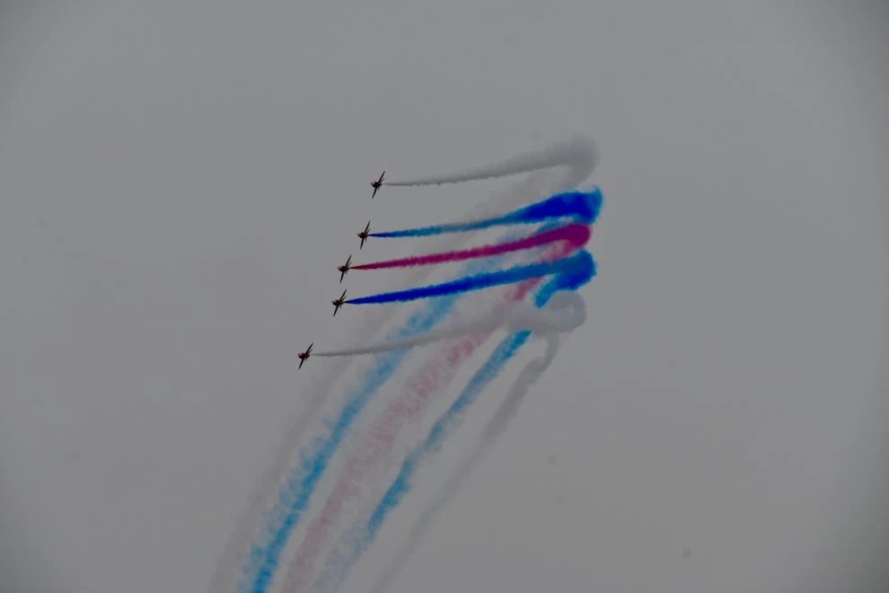 «Red Arrows»: Εικόνες από την επίδειξη του ακροβατικού σμήνους της Βρετανικής Βασιλικής Αεροπορίας στον Φλοίσβο (upd)