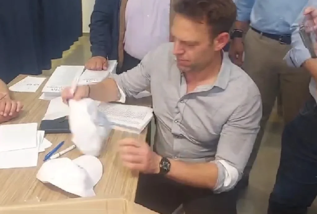 Κιλκίς: Ο Σ.Κασσελάκης μπήκε στα γραφεία της ΝΔ – Ευχήθηκε «καλό αγώνα» και υπέγραψε σε καπελάκια