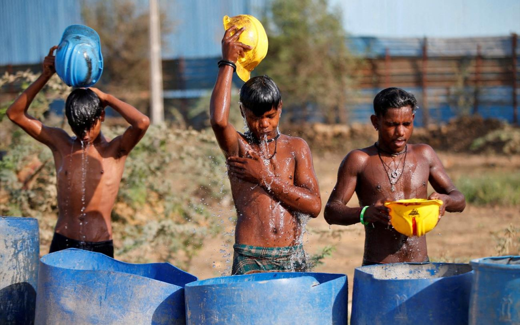 «Βράζει» η Ινδία: Στους 47,4°C «σκαρφάλωσε» ο υδράργυρος στο Νέο Δελχί (βίντεο)