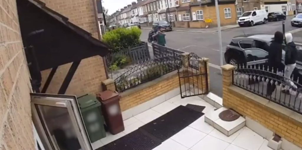 Βρετανία: Πήγαν να του κλέψουν το αυτοκίνητο αλλά τους κυνήγησε με σιδερόβεργα! (βίντεο)