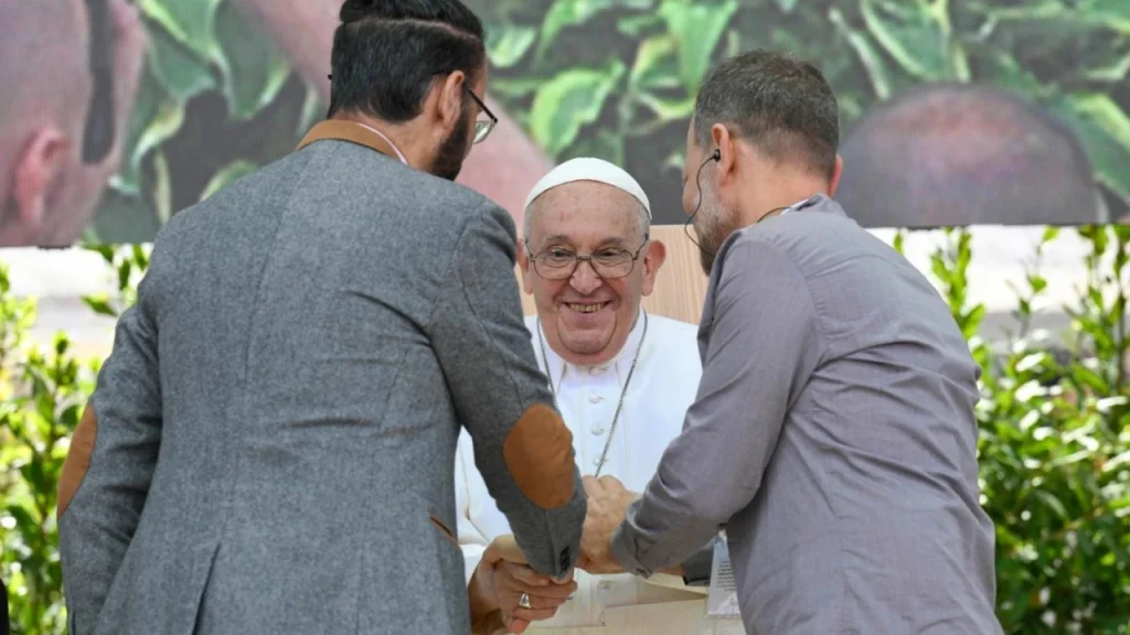 Ιταλία: Εναγκαλισμός Ισραηλινού και Παλαιστίνιου ενώπιον του πάπα Φραγκίσκου