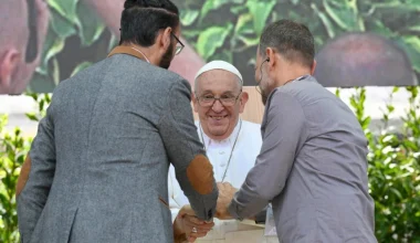 Ιταλία: Εναγκαλισμός Ισραηλινού και Παλαιστίνιου ενώπιον του πάπα Φραγκίσκου