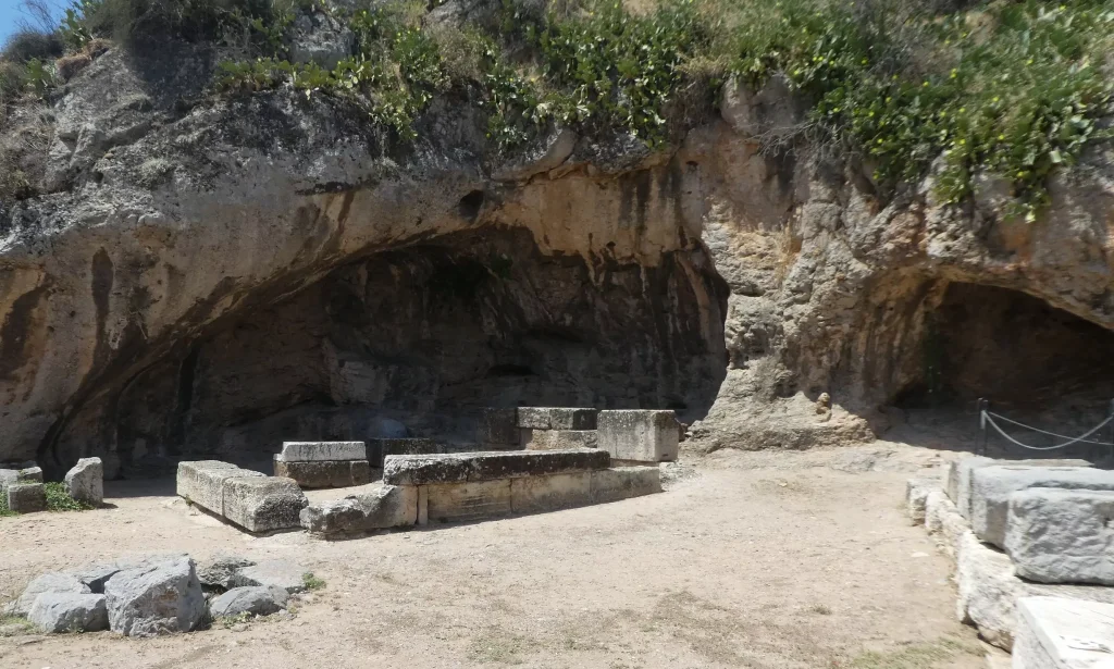 Πλουτώνιο Σπήλαιο Ελευσίνας: Η σπηλιά στην Αττική που ο θρύλος έλεγε ότι οδηγεί στον Κάτω Κόσμο