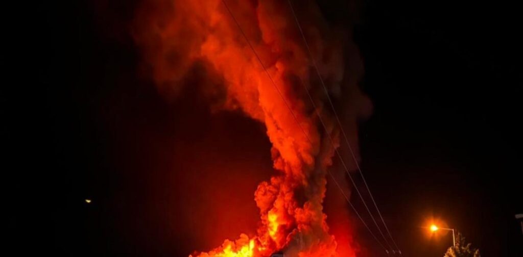 Λαμία: Πυρκαγιά ξέσπασε στο εργοστάσιο που παρασκεύασε τα γεύματα που οδήγησαν σε μαζική δηλητηρίαση μαθητών