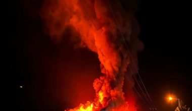 Λαμία: Στις φλόγες το εργοστάσιο που εμπλέκεται στην υπόθεση  μαζικής  δηλητηρίασης μαθητών με έτοιμα γεύματα