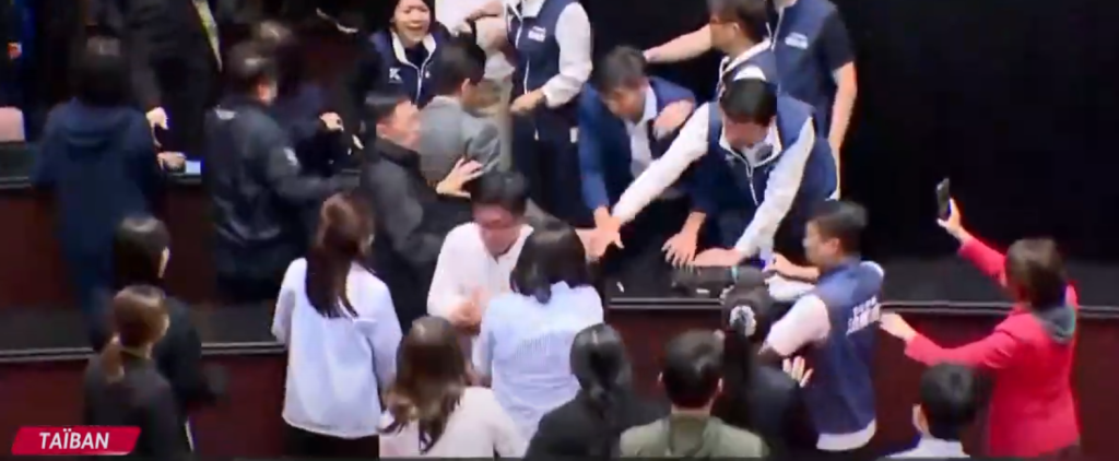 Ταϊβάν: Σε ρινγκ μετατράπηκε το κοινοβούλιο – Ξύλο μεταξύ βουλευτών (βίντεο)