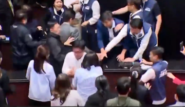 Ταϊβάν: Σε ρινγκ μετατράπηκε το κοινοβούλιο – Ξύλο μεταξύ βουλευτών (βίντεο)