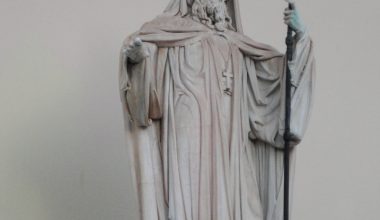 Αισχρός βανδαλισμός στο κέντρο της Αθήνας: Άγνωστοι έκοψαν και έκλεψαν το χέρι από το άγαλμα του Γρηγορίου του Ε΄