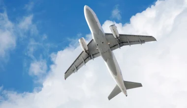 Βίντεο: Αεροσκάφος περνάει ξυστά πάνω από αυτοκίνητο σε δρόμο της Μοντάνα