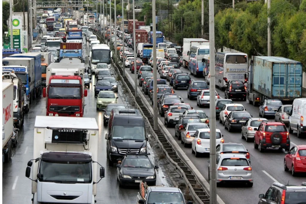 Αθηνών – Κορίνθου: Καραμπόλα τριών φορτηγών στο ύψος της γέφυρας Ασπροπύργου