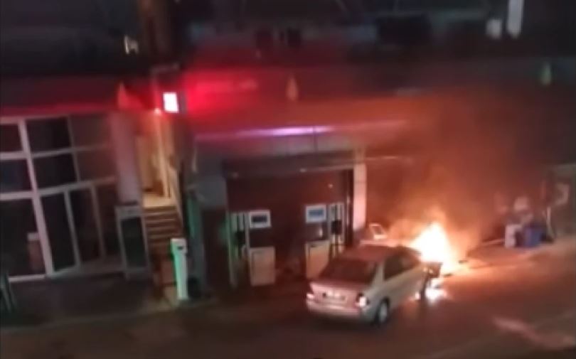 Βέροια: Βίντεο από τη στιγμή που ΙΧ πέφτει σε αντλία καυσίμων βενζινάδικου και ξεσπάει φωτιά