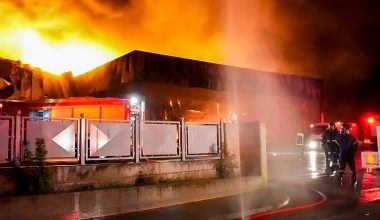 Λαμία: Ο ΕΦΕΤ θα έκανε έλεγχο σήμερα στο εργοστάσιο που κάηκε μετά την τροφική δηλητηρίαση μαθητών