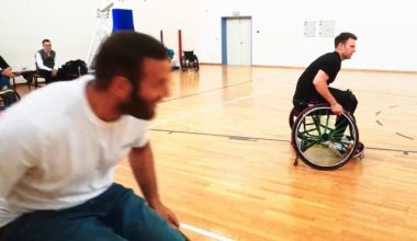 Σ.Κασσελάκης: Έπαιξε μπάσκετ σε αναπηρικό αμαξίδιο – «Άνθρωποι με ψυχή, άνθρωποι ορατοί»