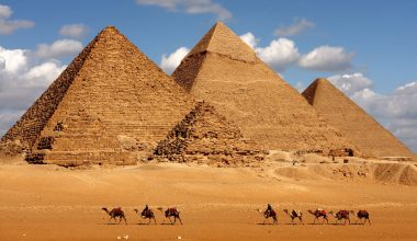 Αίγυπτος: Ανακαλύφθηκε μεγάλη «ανωμαλία» κάτω από τις πυραμίδες της Γκίζας – Τι διαπίστωσαν αρχαιολόγοι