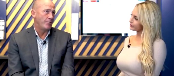 Ο συνεντευξιαζόμενος κοιτάζει οπουδήποτε αλλού εκτός από την παρουσιάστρια για να μην εστιάσει στο στήθος της! (βίντεο)
