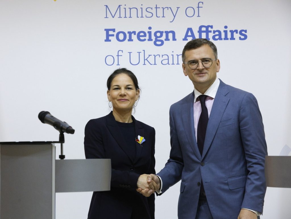 Ουκρανία: Ο Ν. Κουλέμπα επαναλαμβάνει το αίτημα προς το ΝΑΤΟ για κατάρριψη ρωσικών πυραύλων από τα όμορα κράτη-μέλη