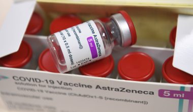 Θανατηφόρα εμβόλια AstraZeneca κατά Covid-19: «Δεν ξέραμε να τα φτιάχνουμε – Δεν ήταν δουλειά μας» – Αλλά… θησαύρισαν!
