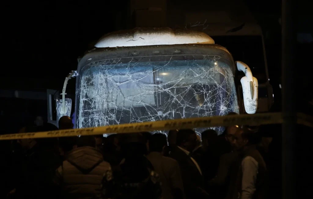 Θανατηφόρο τροχαίο στην Αίγυπτο: Τουλάχιστον δέκα νεκροί από πτώση λεωφορείου στον Νείλο