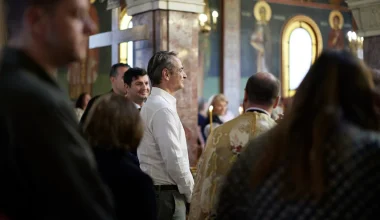 Στην εκκλησία των Αγίων Κωνσταντίνου και Ελένης στη Θεσσαλονίκη ο Κ.Μητσοτάκης – Συνομίλησε με πολίτες στο ναό