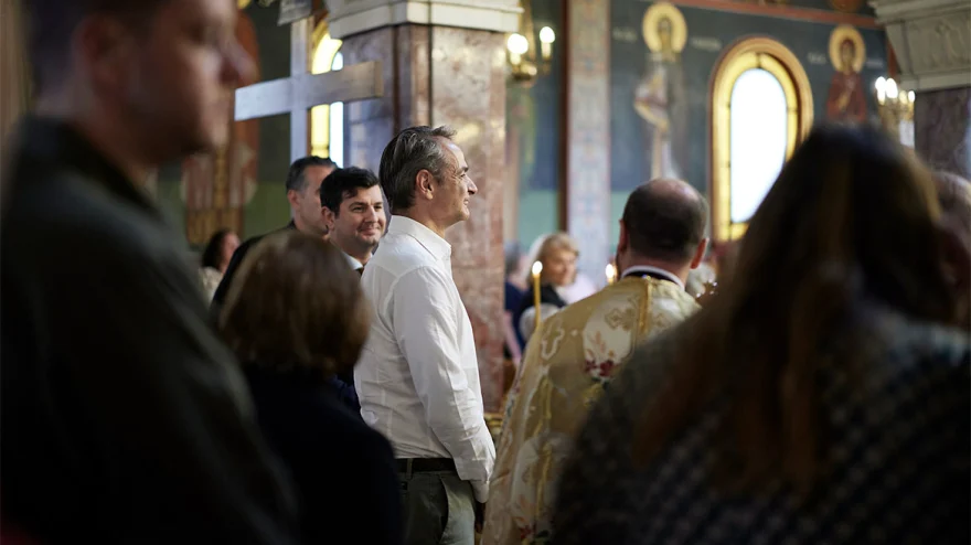 Στην εκκλησία των Αγίων Κωνσταντίνου και Ελένης στη Θεσσαλονίκη ο Κ.Μητσοτάκης – Συνομίλησε με πολίτες στο ναό