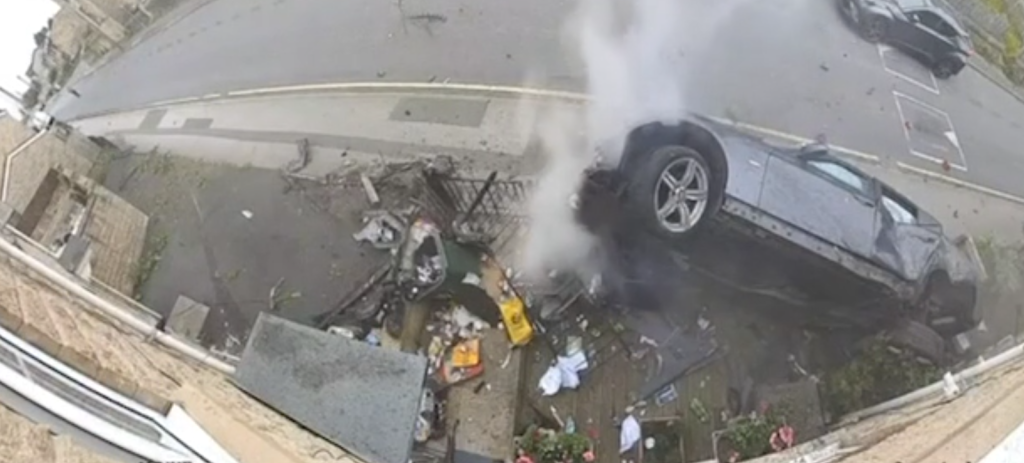 Σοκαριστικό τροχαίο στην Βρετανία: ΙΧ προσέκρουσε σε μάντρα σπιτιού και αναποδογύρισε (βίντεο)