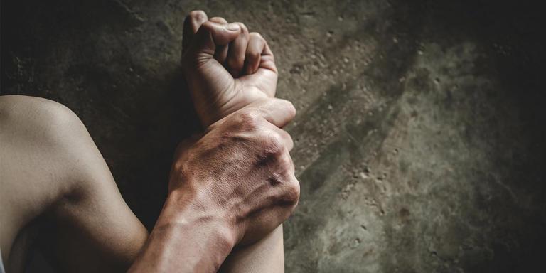 Ασπρόπυργος: «Μου είχε στείλει ερωτικό μήνυμα» λέει η κοπέλα που καταγγέλλει ότι έπεσε θύμα βιασμού από 45χρονο Αλβανό 
