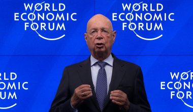 Αποσύρεται ο Κλάους Σβαμπ από την προεδρία του WEF: Ποιος θα είναι ο διάδοχος του