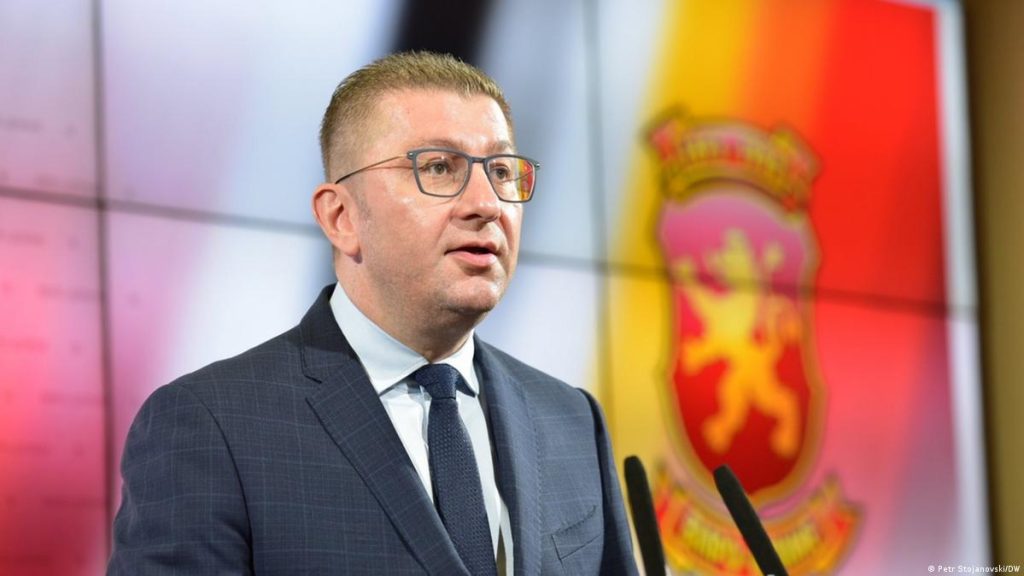 Σκόπια: Πάλι «Μακεδονία» έγινε η χώρα από το νέο πρωθυπουργό – Επιμένει μαζί με τη νέα πρόεδρο