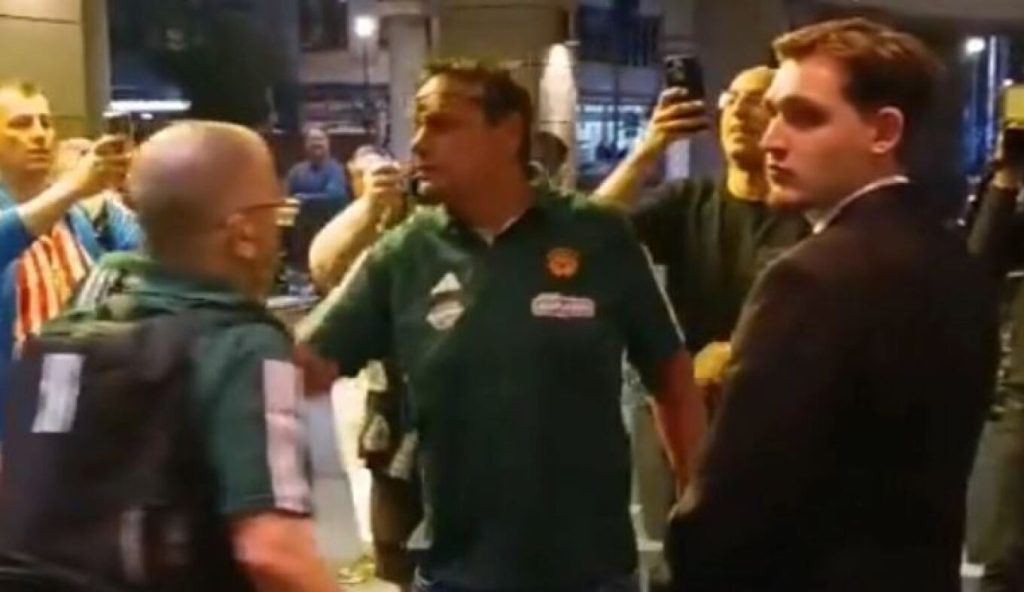 Ένταση στην άφιξη του Παναθηναϊκού στο Βερολίνο: Οπαδοί της Φενέρ έβρισαν τον Αταμάν (βίντεο)