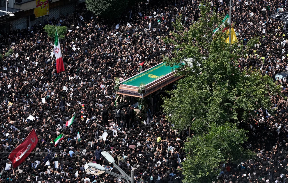 Εκατομμύρια άνθρωποι στη νεκρική πομπή του προέδρου Ιρανού προέδρου Ε.Ραϊσί (φωτό)