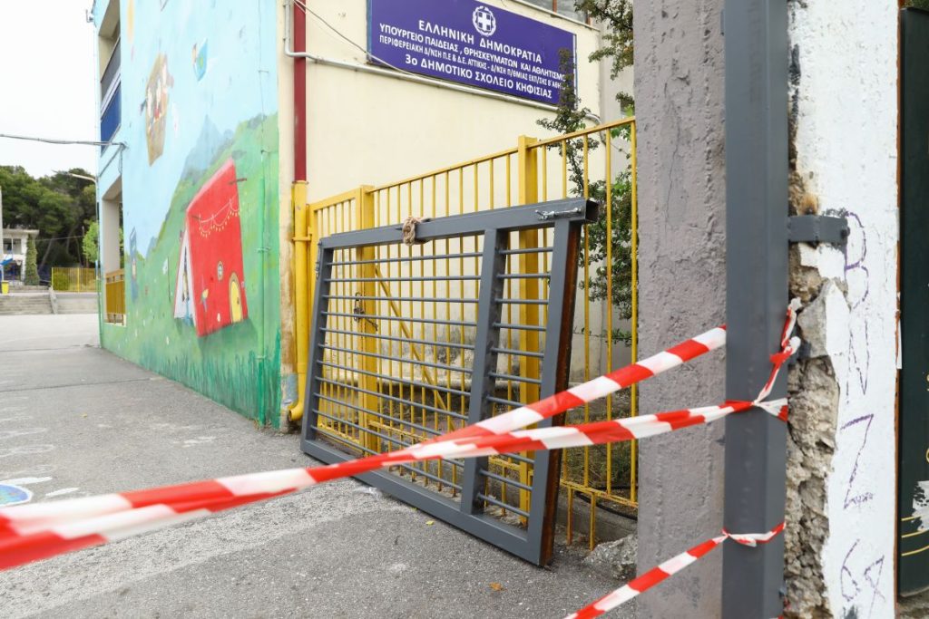 Κατάρρευση πόρτας σχολείου στην Κηφισιά: Προκαταρκτική διέταξε ο εισαγγελέας – Ελεύθεροι οι τρεις συλληφθέντες