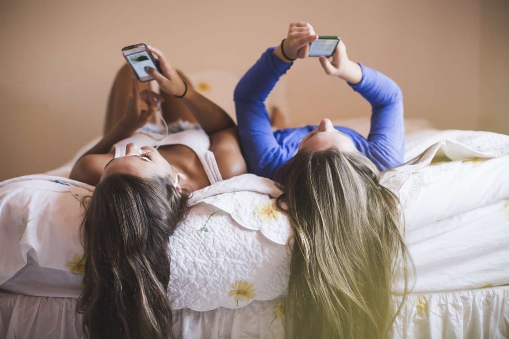 Δεν θα πιστεύετε πόσες ώρες σπαταλούν τα έφηβα κορίτσια κάθε μέρα στο κινητό τηλέφωνο