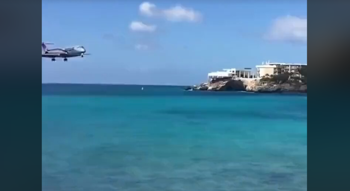 Προσγειώσεις… στα άκρα: Δείτε ένα ΜD-80 να προσγειώνεται μερικά μέτρα επάνω από τα κεφάλια των λουόμενων στην παραλία!