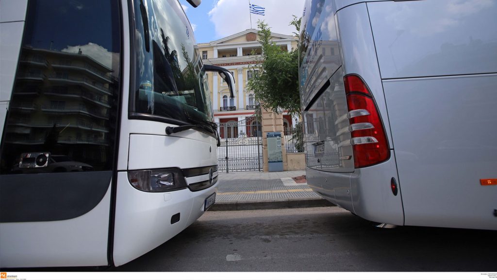 Στυλίδα: Λεωφορείο τυλίχθηκε στις φλόγες ενώ κινούταν στην Εθνική οδό (βίντεο)