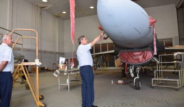 Στην ΕΑΒ ο Α/ΓΕΑ: Ξεκίνησαν να βάφονται με ειδική βαφή τα F-16