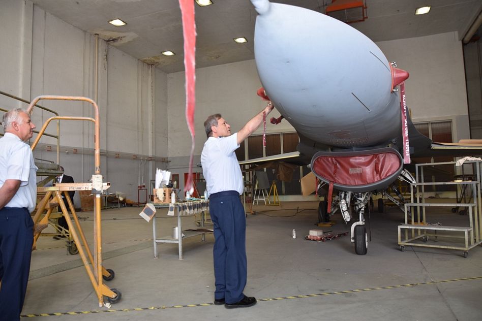 Στην ΕΑΒ ο Α/ΓΕΑ: Ξεκίνησαν να βάφονται με ειδική βαφή τα F-16