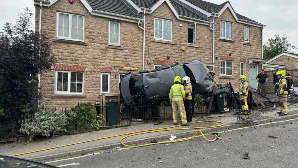 Αγγλία: Αυτοκίνητο πήγαινε με υπερβολική ταχύτητα και «καρφώθηκε» σε σπίτι (βίντεο)