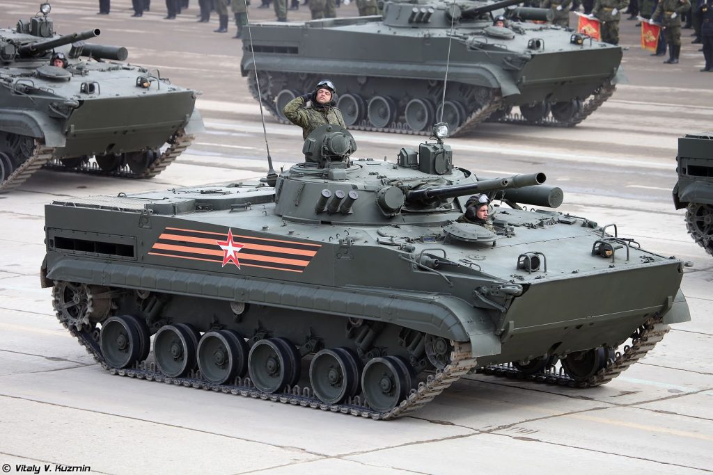 Στο ρωσικό ΤΟΜΑ ΒΜP-3 που θα αγόραζε και η Ελλάδα τοποθετήθηκε πλευρική θωράκιση που είχε σχεδιαστεί για το Τ-15 Armata! (βίντεο)