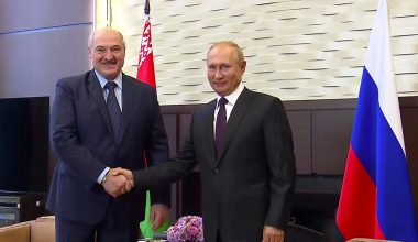 Στην Λευκορωσία ο Β.Πούτιν για συζητήσεις με τον Α.Λουκασένκο – Κατέβαινε με φόρα τα σκαλιά του αεροπλάνου (βίντεο)