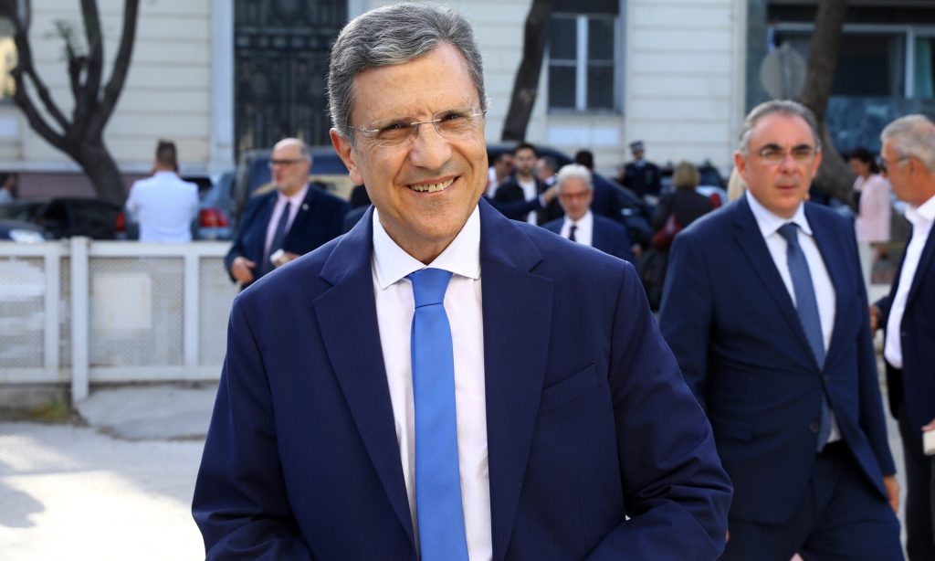 Ο Γιώργος Αυτιάς παρών στη βράβευση της κατηγορούμενης προϊσταμένης της ΔΟΥ Χαλκίδας