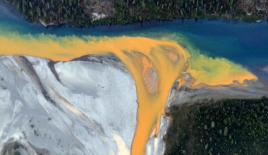 Γιατί τα ποτάμια στην Αλάσκα βάφτηκαν πορτοκαλί – Έρευνα εξηγεί το σπάνιο φαινόμενο (βίντεο)