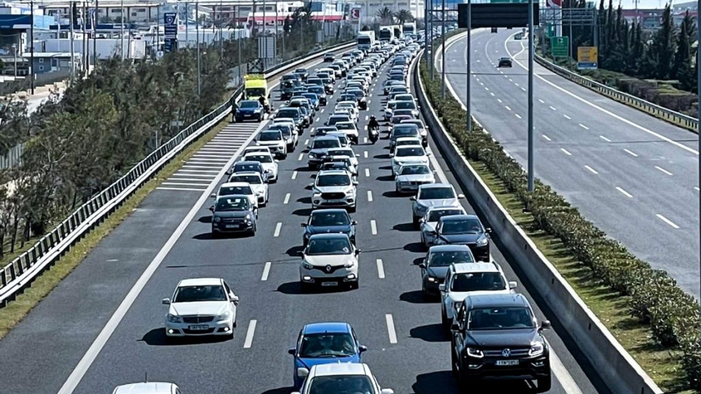 Στις φλόγες τυλίχθηκε όχημα στη λεωφόρο Κύμης – Καθυστερήσεις στην Αττική Οδό