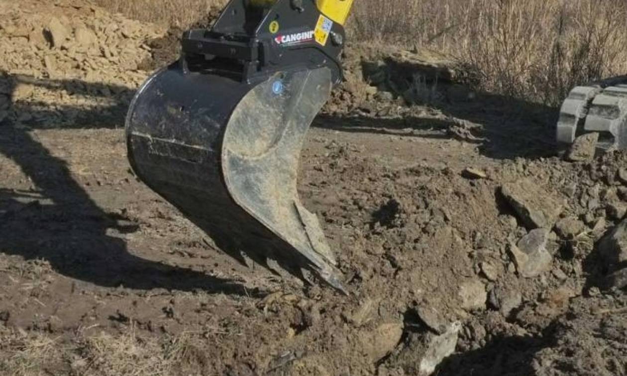 Εργατικό ατύχημα στη Θεσπρωτία: Μπουλντόζα έπεσε σε γκρεμό – Ένας τραυματίας