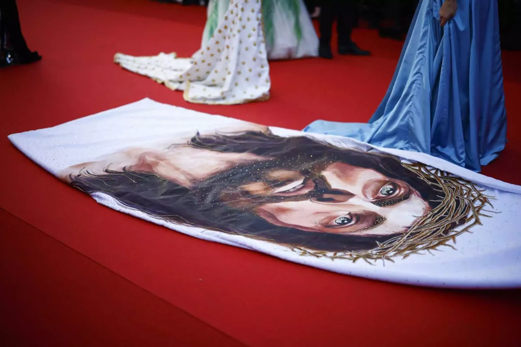 Μοντέλο εμφανίστηκε στις Κάννες με φόρεμα που είχε το πρόσωπο του Ιησού Χριστού (φωτο) 