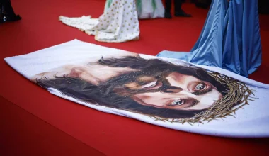 Μοντέλο εμφανίστηκε στις Κάννες με φόρεμα που είχε το πρόσωπο του Ιησού Χριστού (φωτο) 