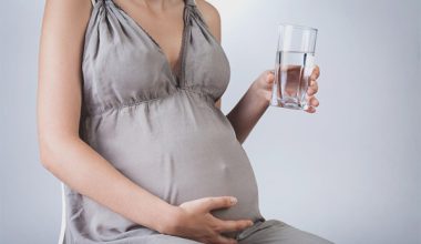 Νερό με φθόριο στην εγκυμοσύνη: Τι κινδύνους μπορεί να κρύβει για το μωρό