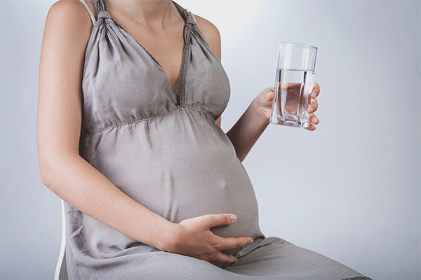 Νερό με φθόριο στην εγκυμοσύνη: Τι κινδύνους μπορεί να κρύβει για το μωρό